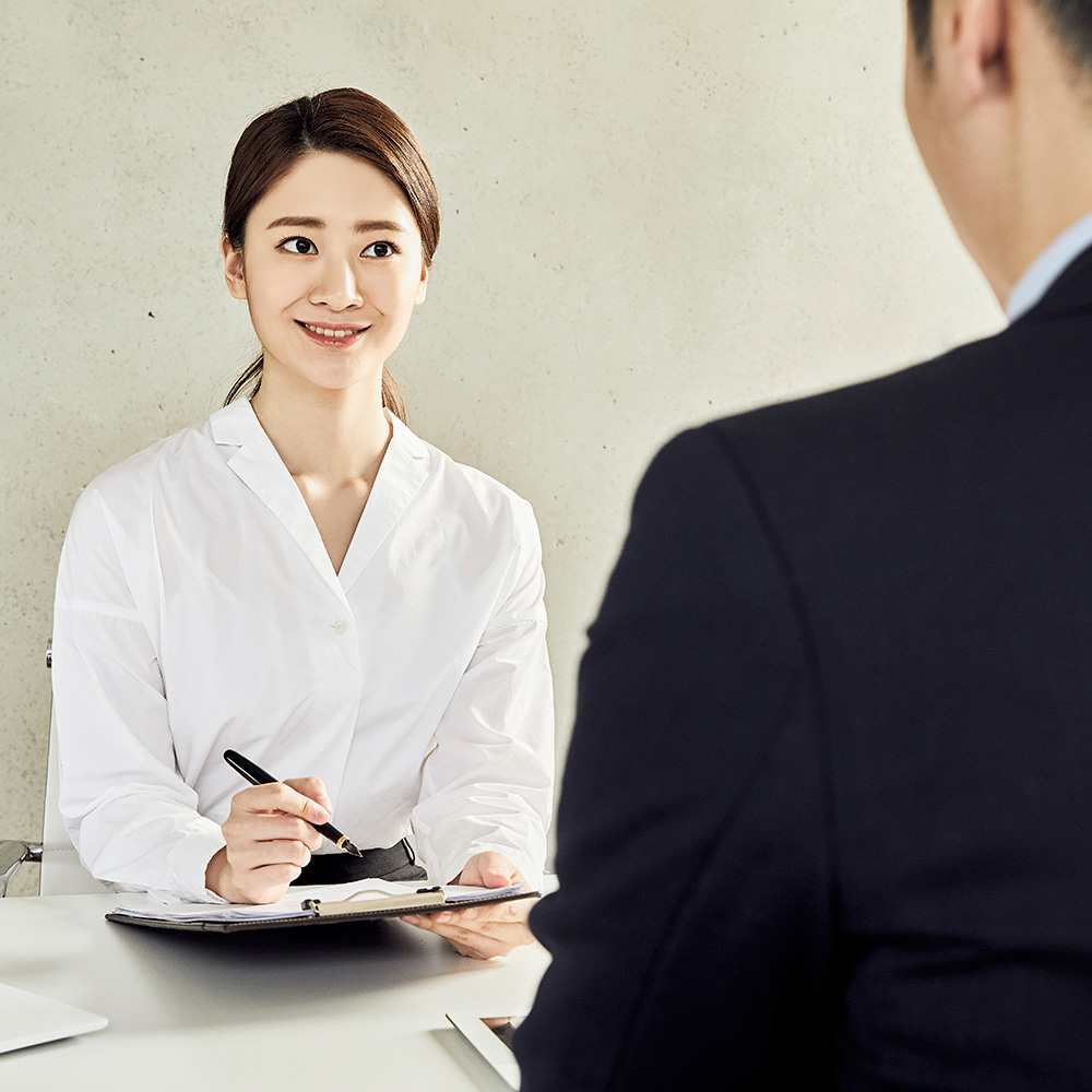 진실을 향한 문을 연 건, 여성 탐정이 놓치지 않은 아주 작은 흔적들이었다